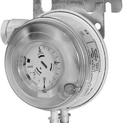 QBM81-50 – Presostato de presión diferencial IP54, con accesorios, para la detección de flujo en conductos de aire o alarma de filtro colmatado, rango de medida 500 .. 5000 Pa.